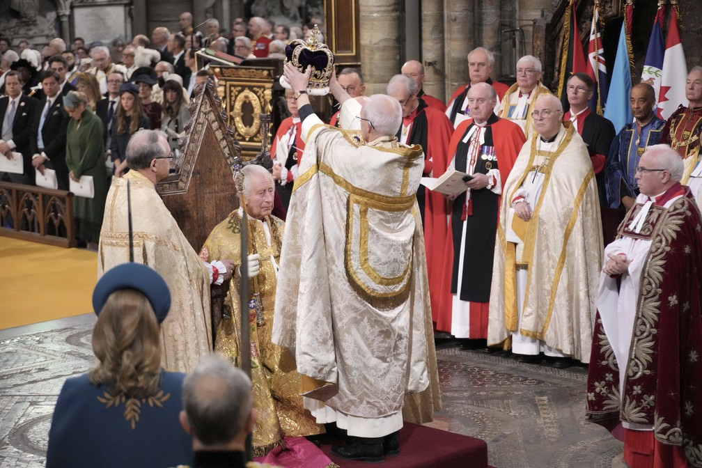 O rei Charles III recebe a coroa de Santo Eduardo durante a cerimônia de coroação na Abadia de Westminster, em Londres, em 6 de maio de 2023 — Foto: Jonathan Brady/Pool Photo via AP