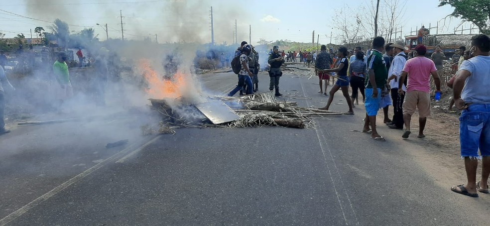 Moradores queimam pedaços de pau e interditam estrada em protesto na Zona Sudeste de Teresina — Foto: Divulgação