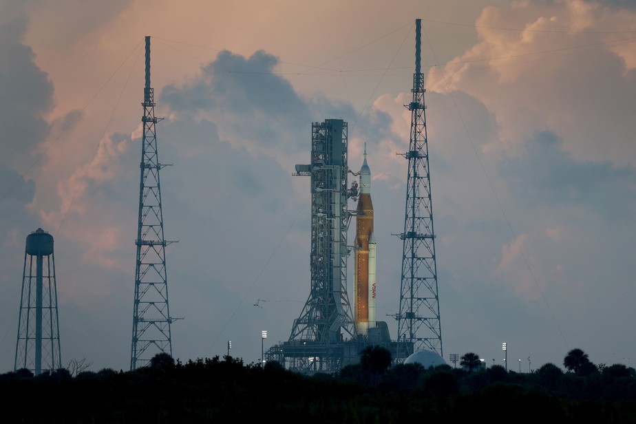 Foguete da missão Artemis 1, em Cabo Canaveral: preocupação com o tempo para o lançamento no sábado