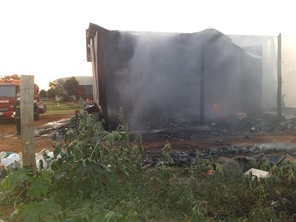 Inc&ecirc;ndio foi na tarde desta quarta-feira (29), em Emilian&oacute;polis &mdash; Foto: Ederson Gon&ccedil;alves de Freitas
