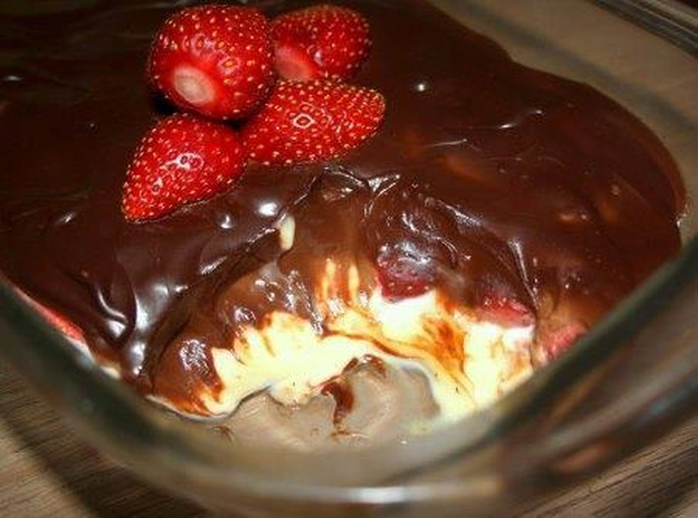 Bombom De Morango Na Travessa