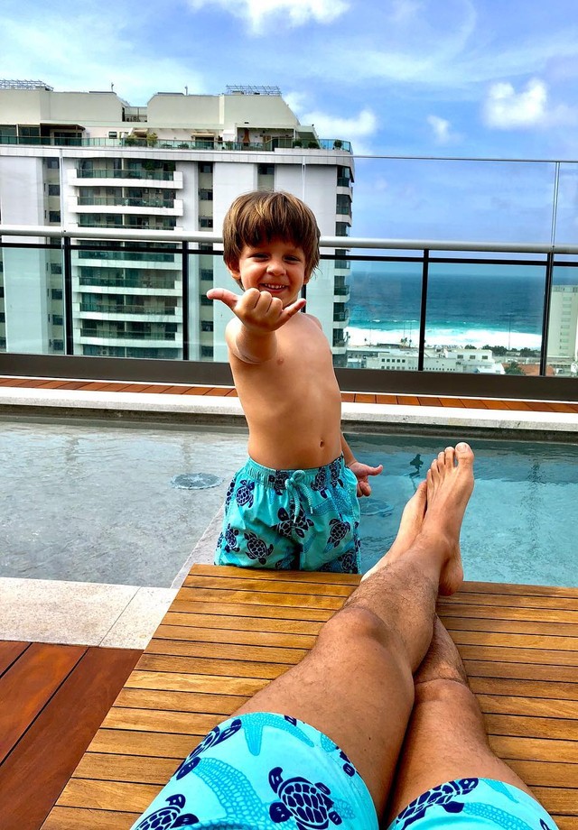 Filho de Luma Costa curtindo a piscina particular do  apartamento do Rio de Janeiro (Foto: reprodução/Instagram)