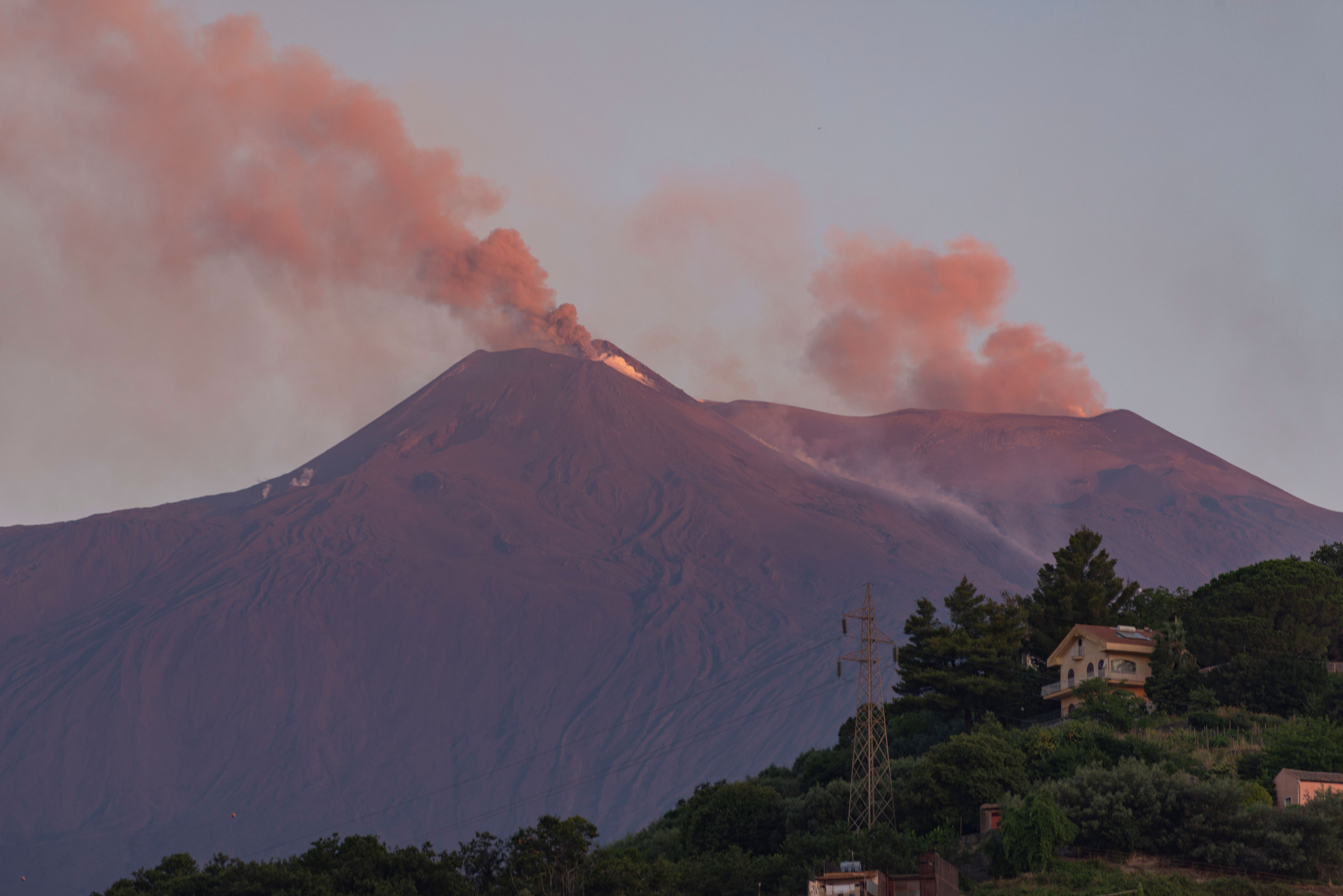 Vulcão Etna lança lava e nuvens de fuligem na Sicília – Mundo News