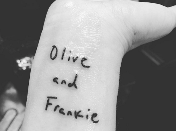 A tatuagem de Drew Barrymore com o nome de suas duas filhas (Foto: Instagram)
