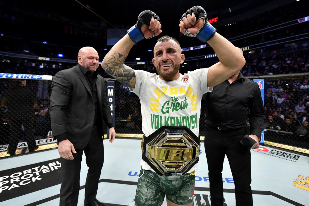 Alexander Volkanovski comemora ao receber o cinturão do UFC de Dana White — Foto: Jeff Bottari/Getty Images
