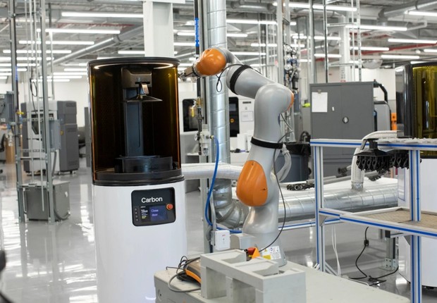 Javier, o robô da Ford que usa rodas da KUKA, interage com impressora Carbon 3D na linha de produção (Foto: Ford/Divulgação)