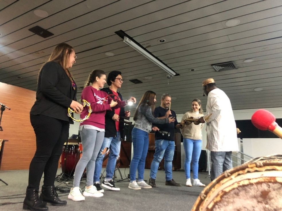 Palestra sobre africanidades teve como ponto alto a apresentação musical do quinteto “Liberdade, Liberdade”, quando os docentes puderam cantar e tocar instrumentos de origem africana — Foto: Prefeitura de Marília/Divulgação