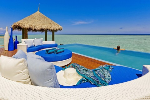No resort Velassaru, nas Ilhas Maldivas, você está na piscina, mas se sente no mar...