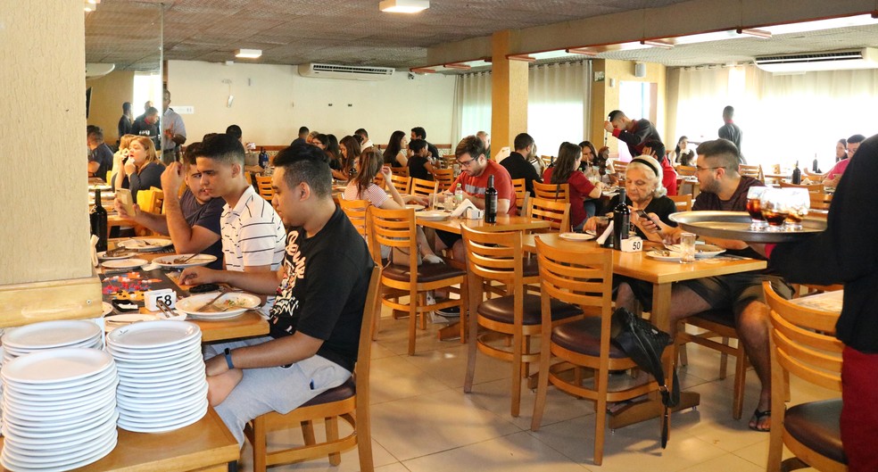 Estabelecimentos oferecem rodizio de carne e ceia de Natal pronta em Teresina — Foto: Gilcilene Araújo/G1