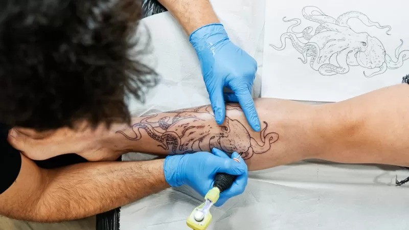 Nas regiões em que há menos gordura e mais nervos, é mais doloroso fazer uma tatuagem (Foto: GETTY IMAGES via BBC)
