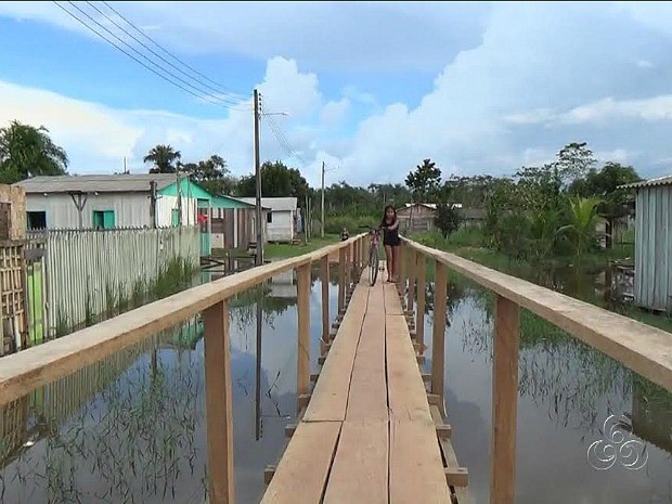 Pontes provisórias foram construídas no município (Foto: Reprodução/TV Amazonas)