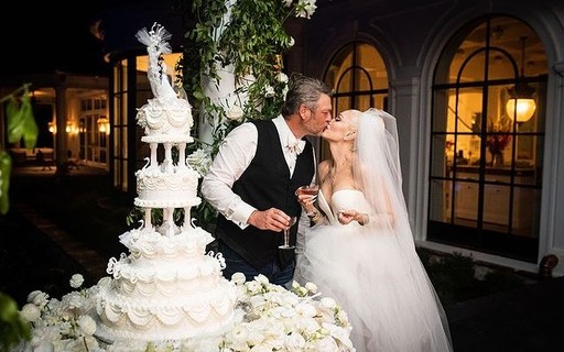Gwen Stefani e Blake Shelton se casam após 6 anos de namoro