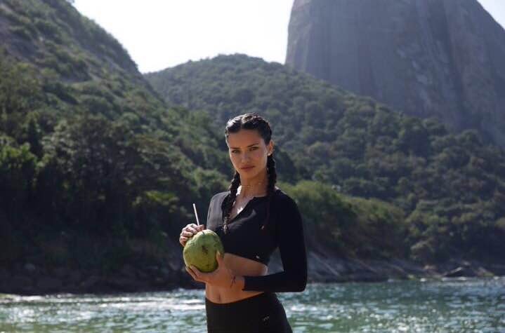 Adriana Lima bebe água de coco  (Foto: Instagram/Reprodução)