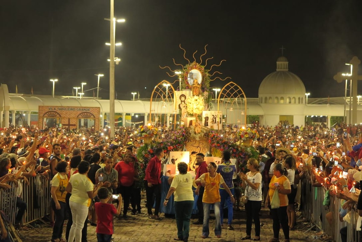 Encerramento de Romaria das Candeias reúne mil fiéis em procissão em Juazeiro do Norte no