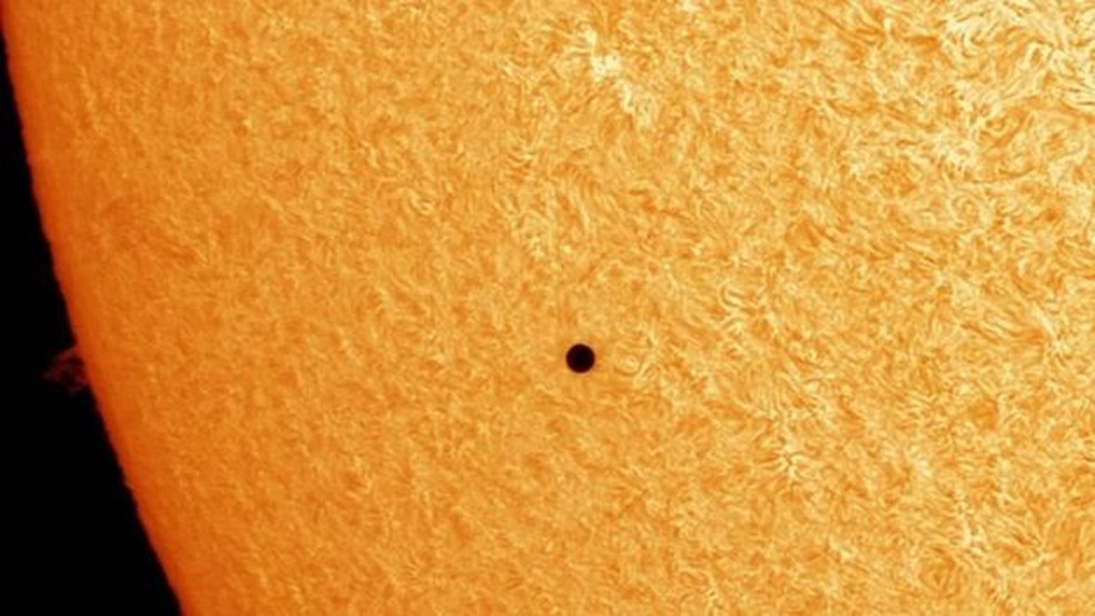 Mercúrio (o pontinho nessa imagem) leva 88 dias terrestres para dar a volta em torno do Sol — Foto: GETTY IMAGES/BBC