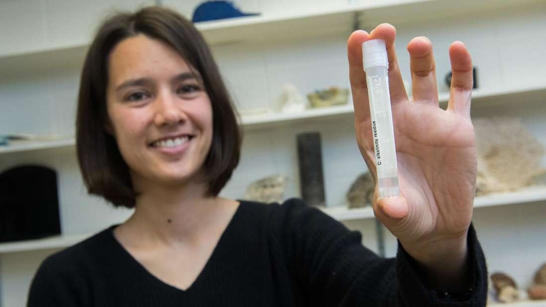 Pesquisadora Clara Blätter exibe a amostra do oceano de 20 mil anos (Foto: Divulgação)