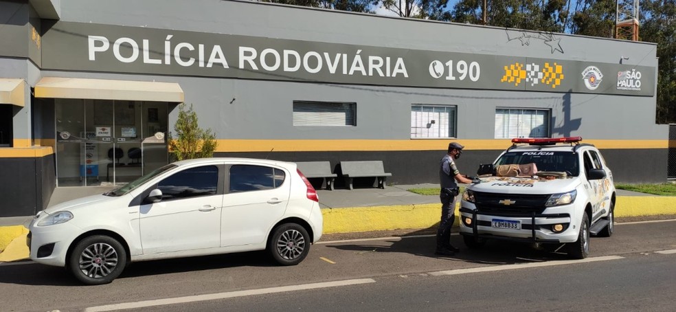 Suspeitos de estelionato foram detidos em Estrela do Norte após aplicarem golpe contra idosa em Presidente Prudente — Foto: Polícia Militar Rodoviária