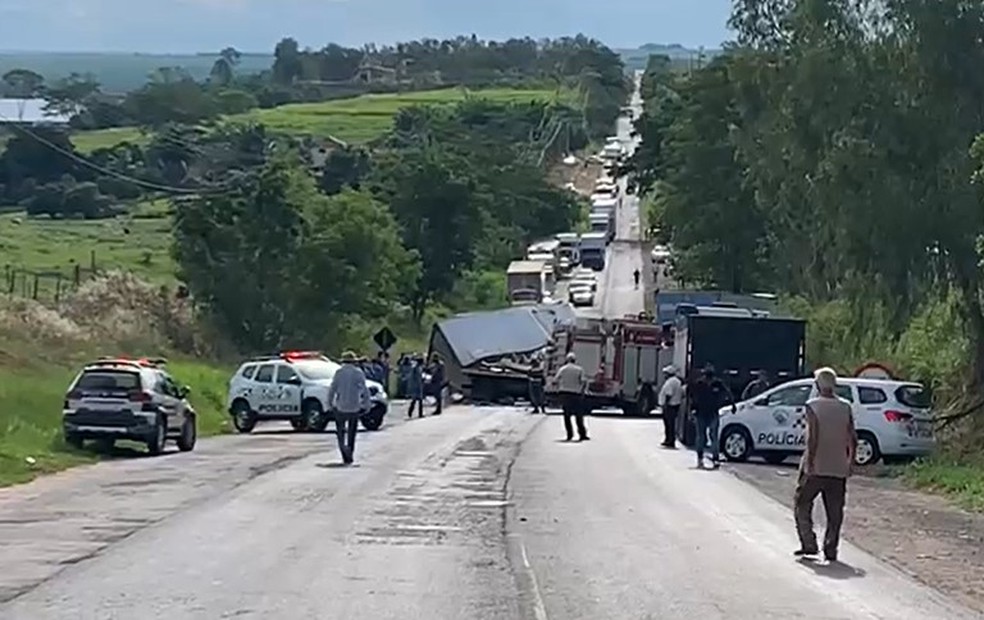 Batida frontal entre caminhões deixa três feridos em vicinal de Tupã — Foto: Arquivo pessoal/Claudemir Lima