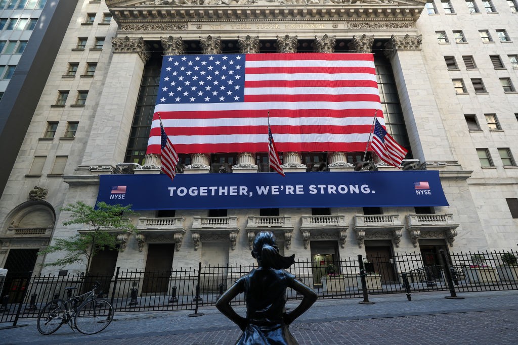 NEW YORK, USA - MAY 26: New York Stock Exchange (NYSE) building is seen with the Fearless Girl Statue during Covid-19 pandemic in Lower Manhattan, New York City, United States on May 26, 2020. Wall Street trading floor partially reopening after coronaviru (Foto: Anadolu Agency via Getty Images)
