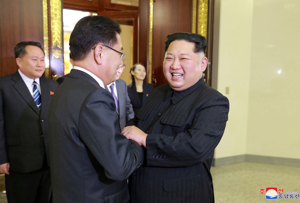 Foto de 5 de março de 2018 mostra o líder norte-coreano Kim Jong-um (dir.) com o chefe da delegação sul-coreana Chung Eui-yong durante reunião conjunta (Foto: Agência Central Coreana de Noticias via AP)