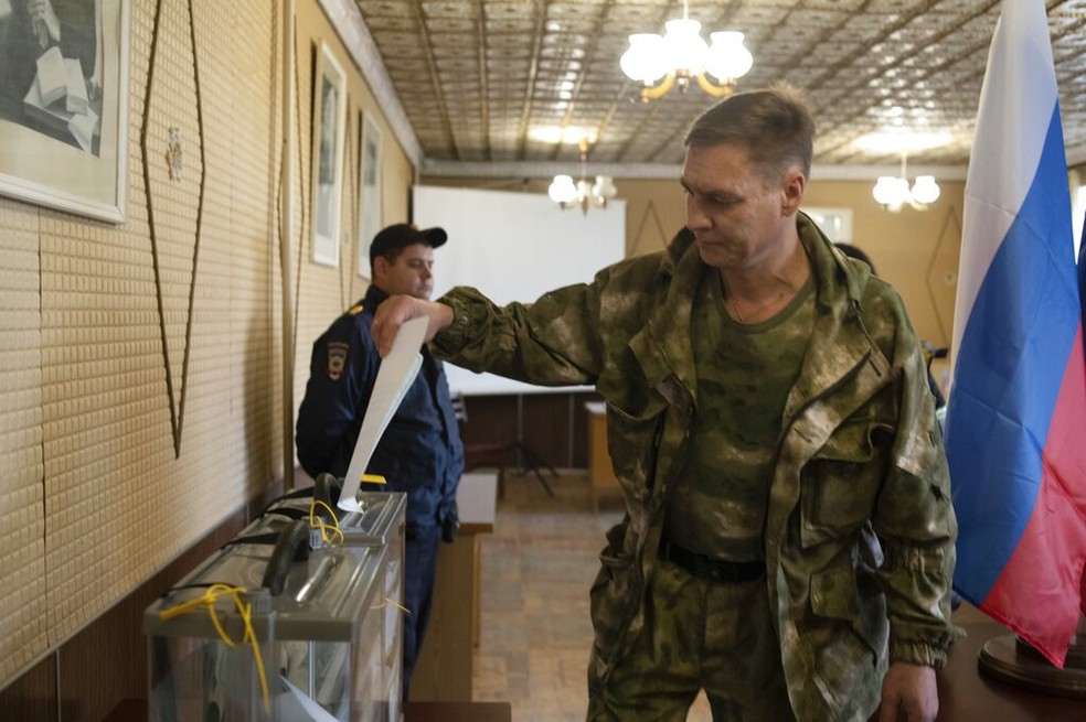 Soldado das forças separatistas pró-Rússia de Luhansk vota em referendo, em 23 de setembro de 2022.  — Foto: AP