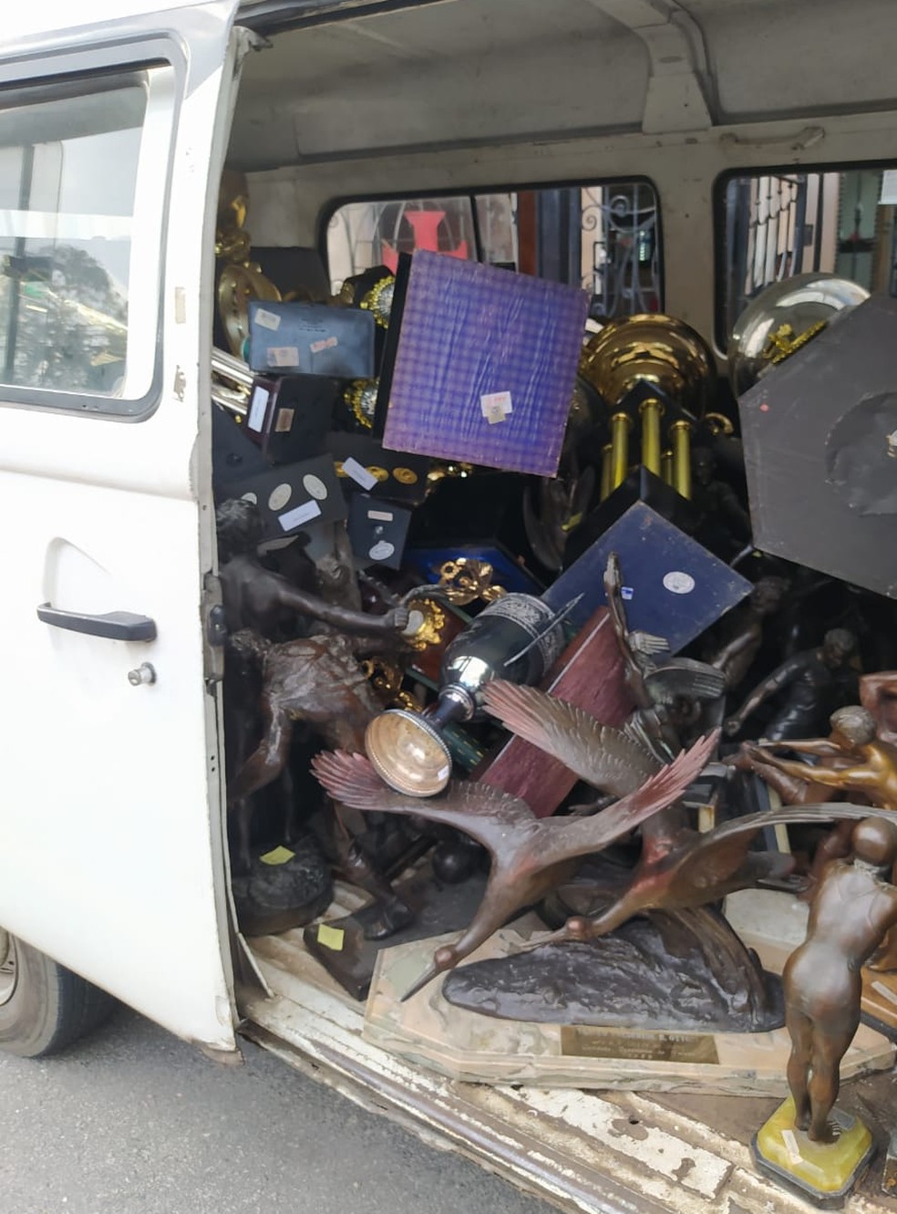 Taças do Vasco foram colocadas dentro de um veículo em frente a São Januário — Foto: Divulgação