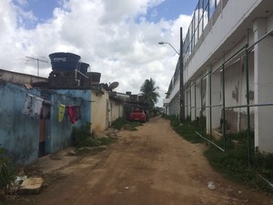 Distância entre as residências e o muro do Complexo do Curado (Foto: Thays Estarque/G1)