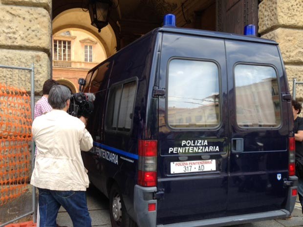 Carro da Polícia italiana leva Henrique Pizzolato até dentro do tribunal em Modena (Foto: Paolo Tomassone/G1)