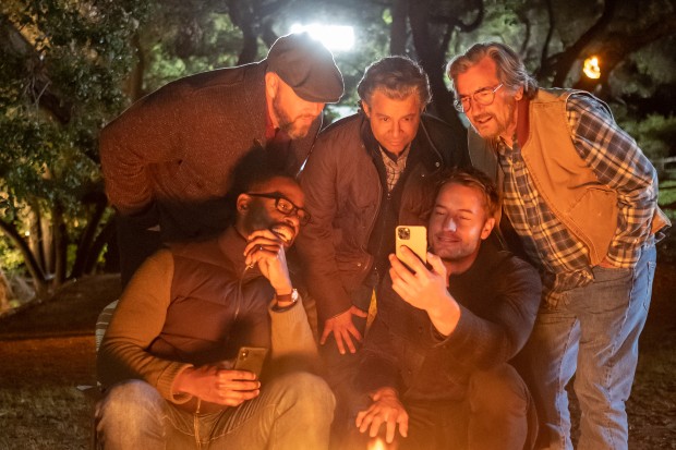 This is Us: Randall, Toby, Miguel, Nikki and Kevin gather around a campfire (Image: Playback/NBC)