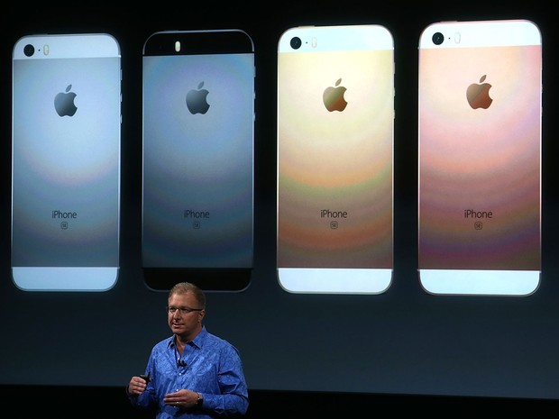 Greg Joswiak, vice-presidente da Apple, mostra o novo iPhone SE. (Foto: Justin Sullivan/France Presse)