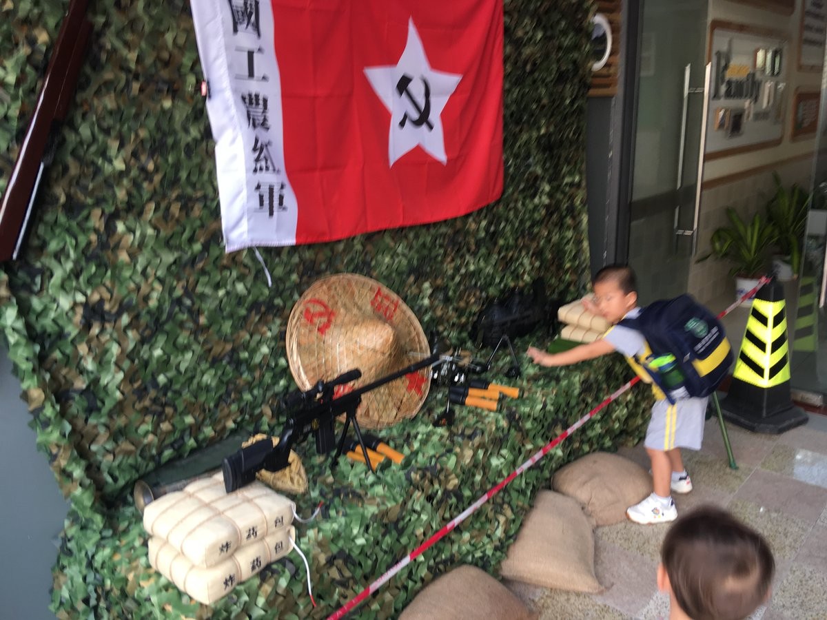 Atividades militares em colégio de ensino infantil na China (Foto: Reprodução Twitter)
