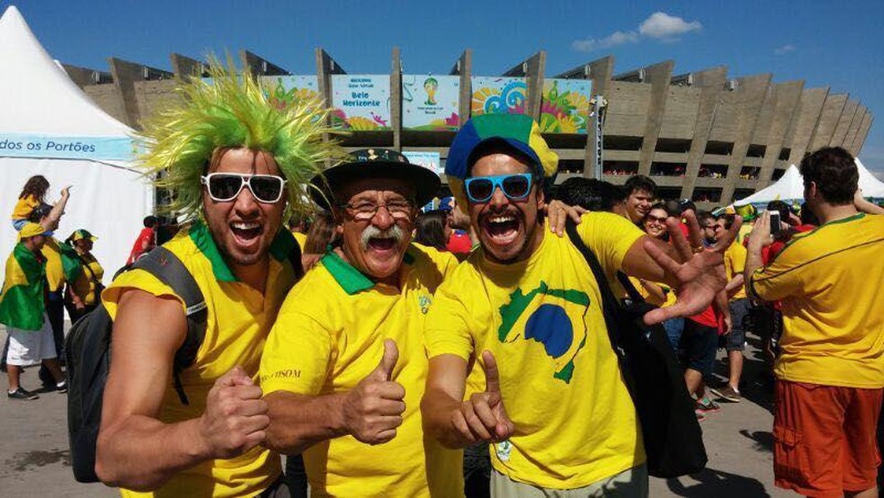 Frank e Gustavo com Clóvis, o "Gaúcho da Copa", no Mundial do Brasil em 2014 — Foto: Arquivo pessoal