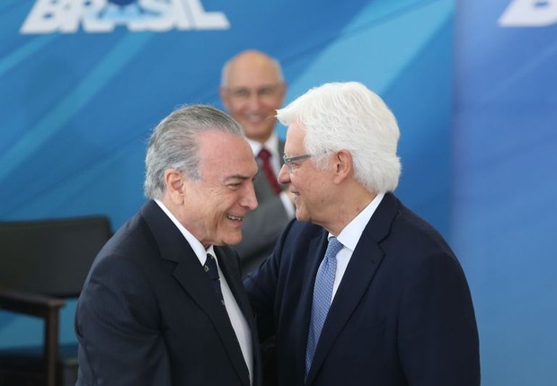 O presidente Michel Temer cumprimenta Moreira Franco, novo ministro de seu gabinete (Foto: Antônio Cruz/Agência Brasil)