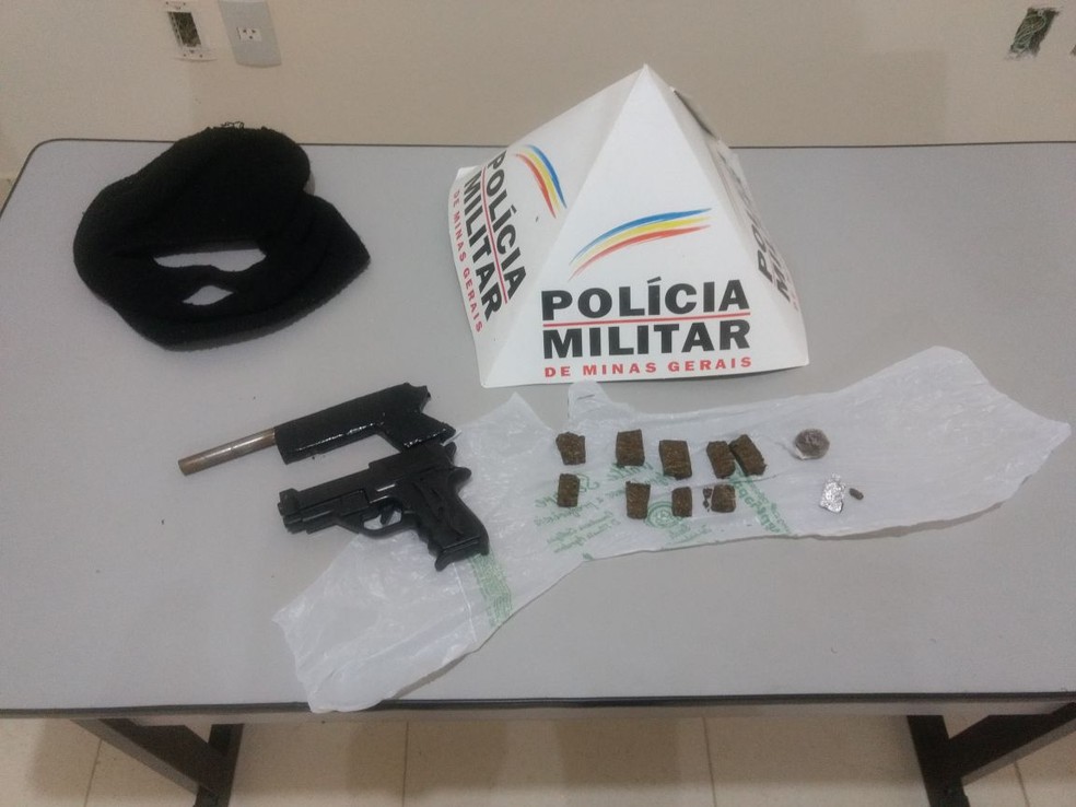 Réplicas e droga foram apreendidas na casa do adolescente (Foto: Polícia Militar/Divulgação)