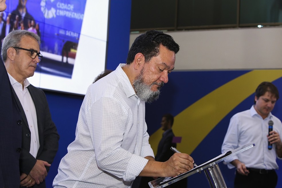 O secretário executivo de Ciência, Tecnologia e Inovação, Ricardo Senna, representou o Governo do Estado na assinatura da parceria — Foto: Divulgação/Sebrae