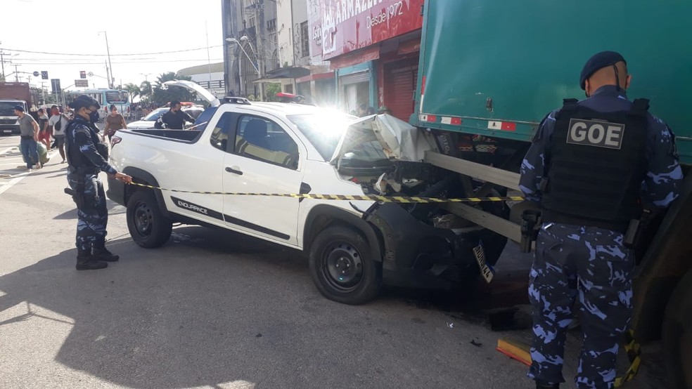 Veículo desgovernado só parou ao atingir um caminhão que estava estacionado, no Centro de Fortaleza. — Foto: Arquivo pessoal