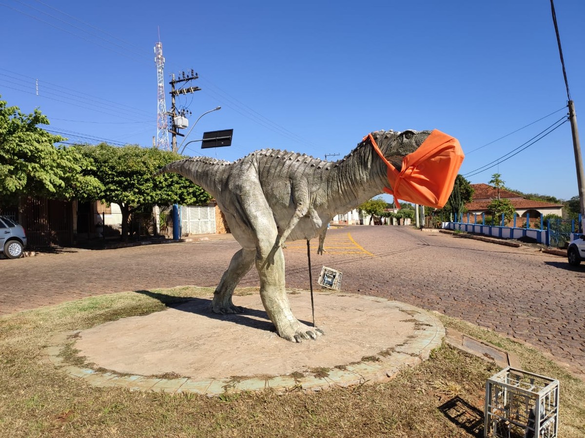 Estátuas de dinossauros ganham máscaras contra Covid-19 em cidade reconhecida por fósseis