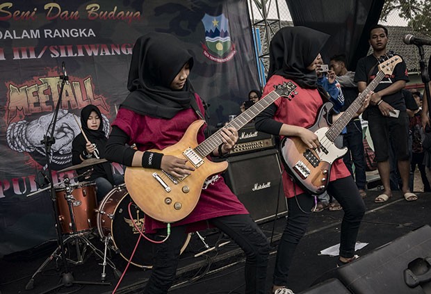 A banda  no palco do festival Garut, a oeste de Java (Foto: Rony Zakaria)