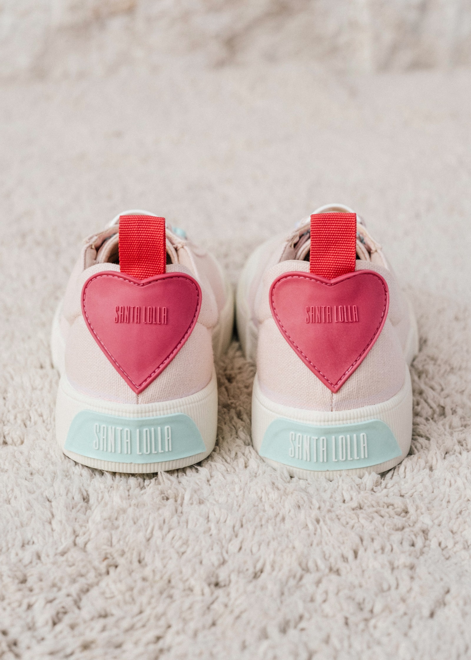 Os fofos tênis de coração são feitos de lona e estão disponíveis para adultas e crianças — Foto: Divulgação