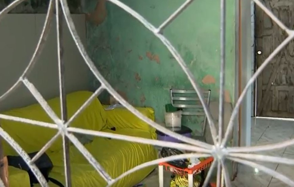 Parte interna da casa onde Fábio Teixeira foi morto, em Salvador; companheira é suspeita — Foto: Reprodução/TV Bahia