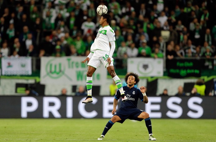 Bruno Henrique salta diante de Marcelo em Wolfsburg x Real Madrid (Foto: AP Photo/Markus Schreiber)