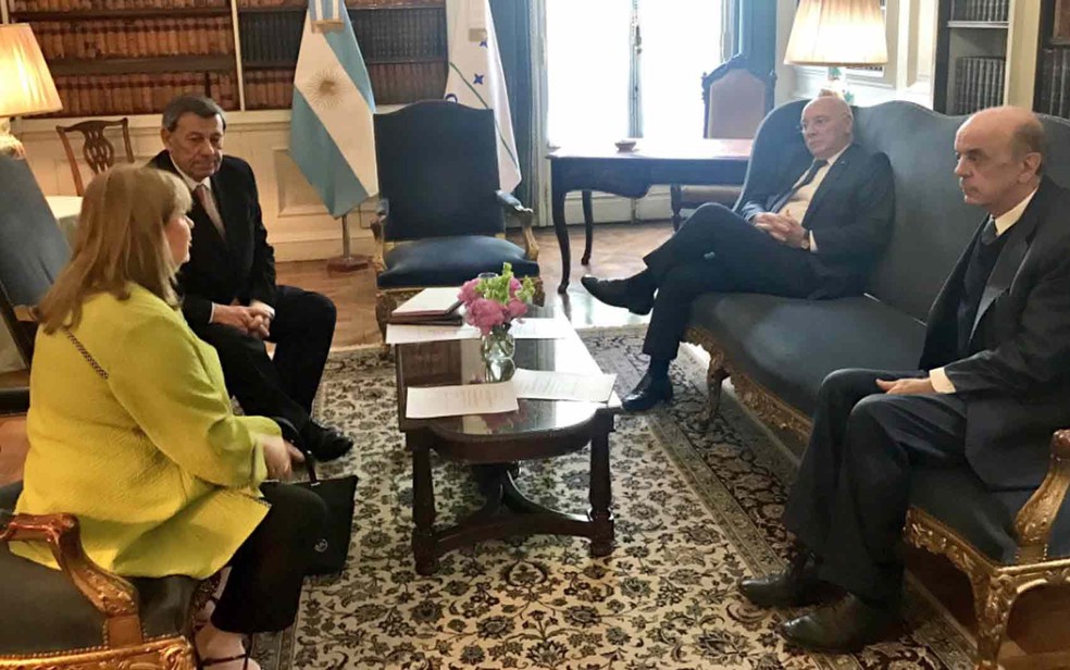José Serra posta foto no Twitter de reunião com chanceleres do Mercosul, nesta quarta-feira (14) em Buenos Aires (Foto: Reprodução/ Twitter/ José Serra)