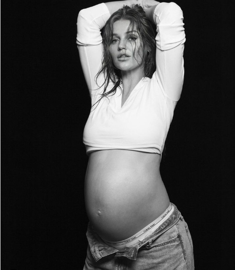 Na reta final da gravidez, Cintia Dicker exibe barrigão