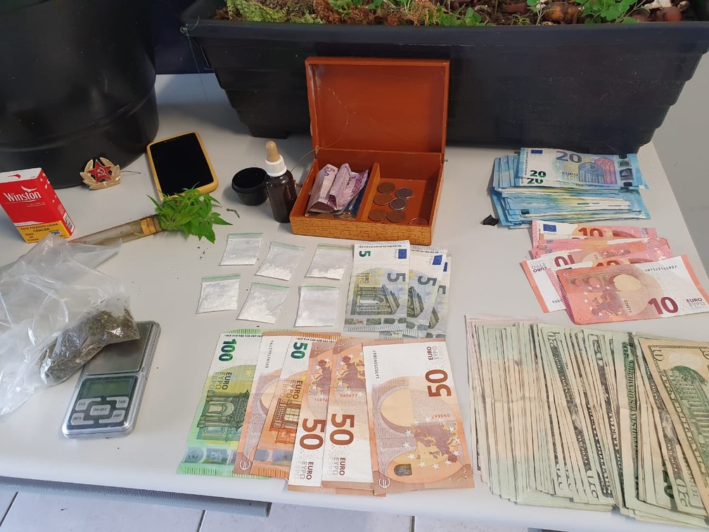 Presos também estavam com grande quantidade de cédulas de dinheiro no apartamento  — Foto: Maurício Freire/RPC 