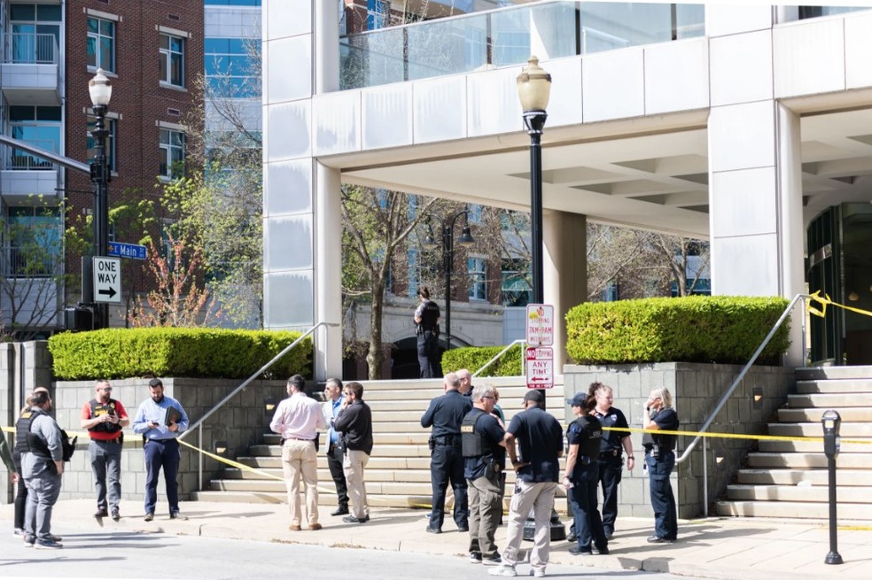 Entrada de banco em Louisville, nos EUA, onde cinco pessoas foram mortas a tiros de fuzil &mdash; Foto: AFP