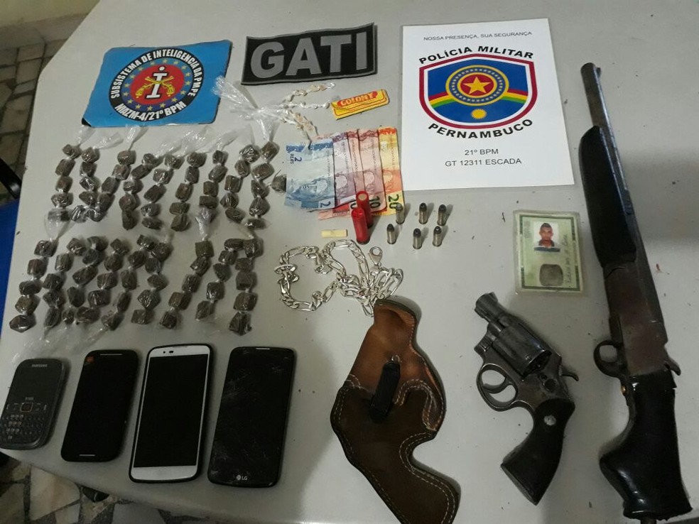 Armas de fogo, munições, drogas e celulares foram apreendidos pela PM em Escada (Foto: Polícia Militar/Divulgação)