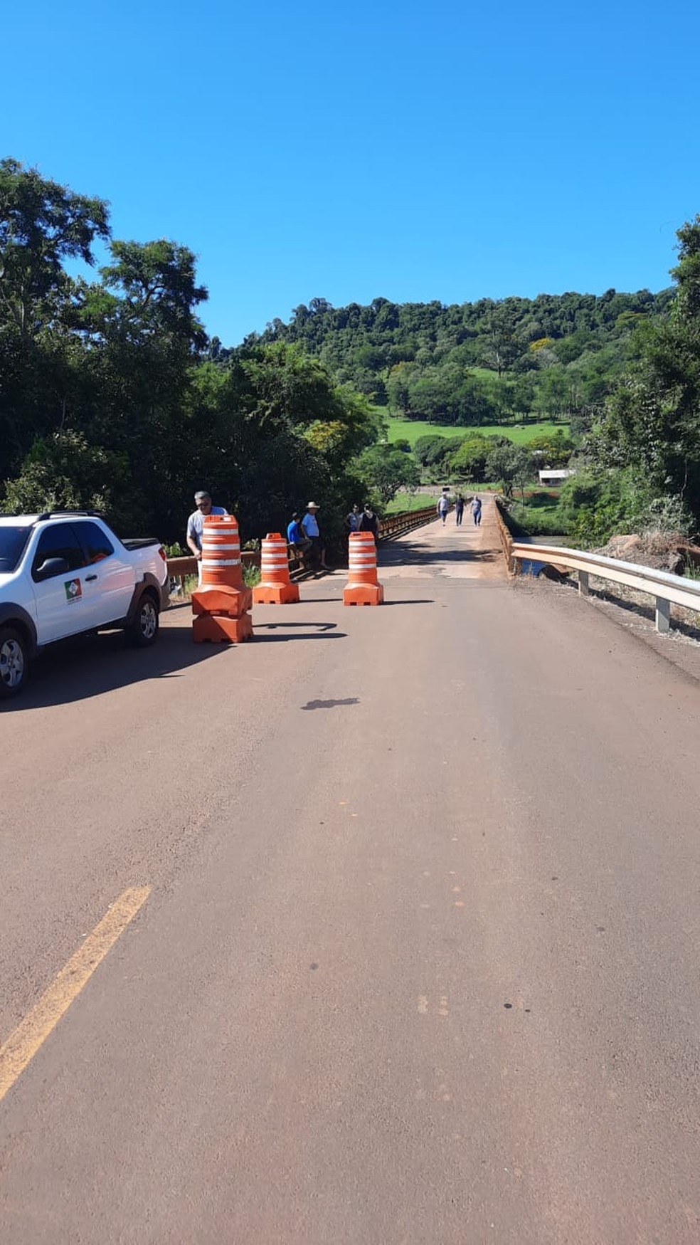 Defesa Civil interditou o trânsito na ponte. Rodovia é utilizada para escoar a produção agrícola do município. — Foto: Divulgação/Prefeitura de Coronel Freitas