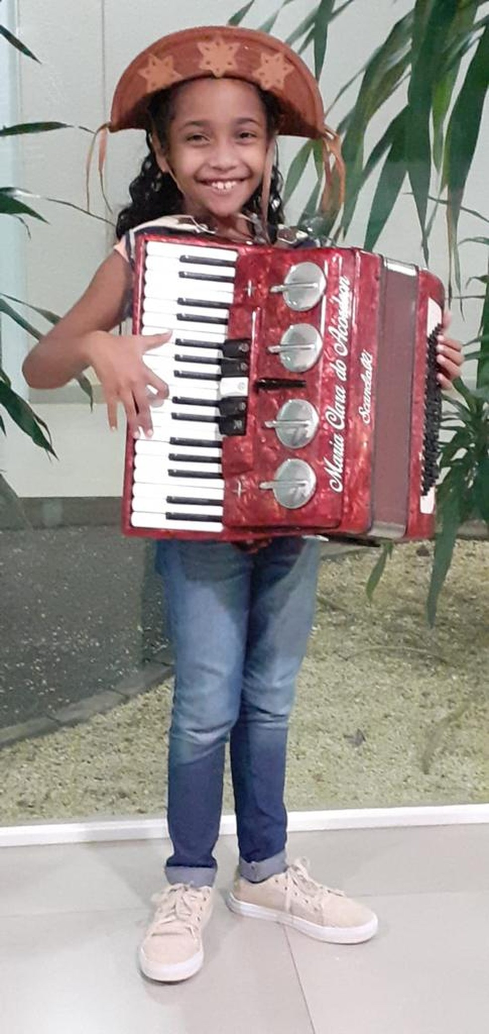 Maria Clara, de 8 anos, toca sanfona desde os 6 em São João do Piauí — Foto: Reprodução Pessoal
