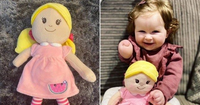 A pequena Remi ganhou uma boneca como ela, adaptada pela avó (Foto: Reprodução/ Metro UK)