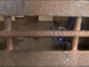Presos serraram grades da carceragem (Foto: Reprodução/TV Bahia)